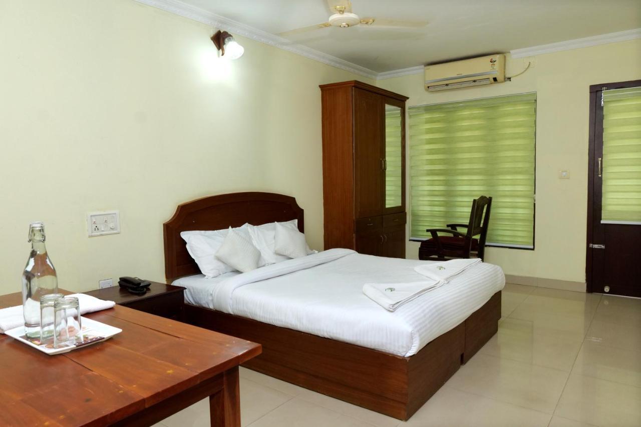 Hotel Lumiere Alappuzha Exteriör bild