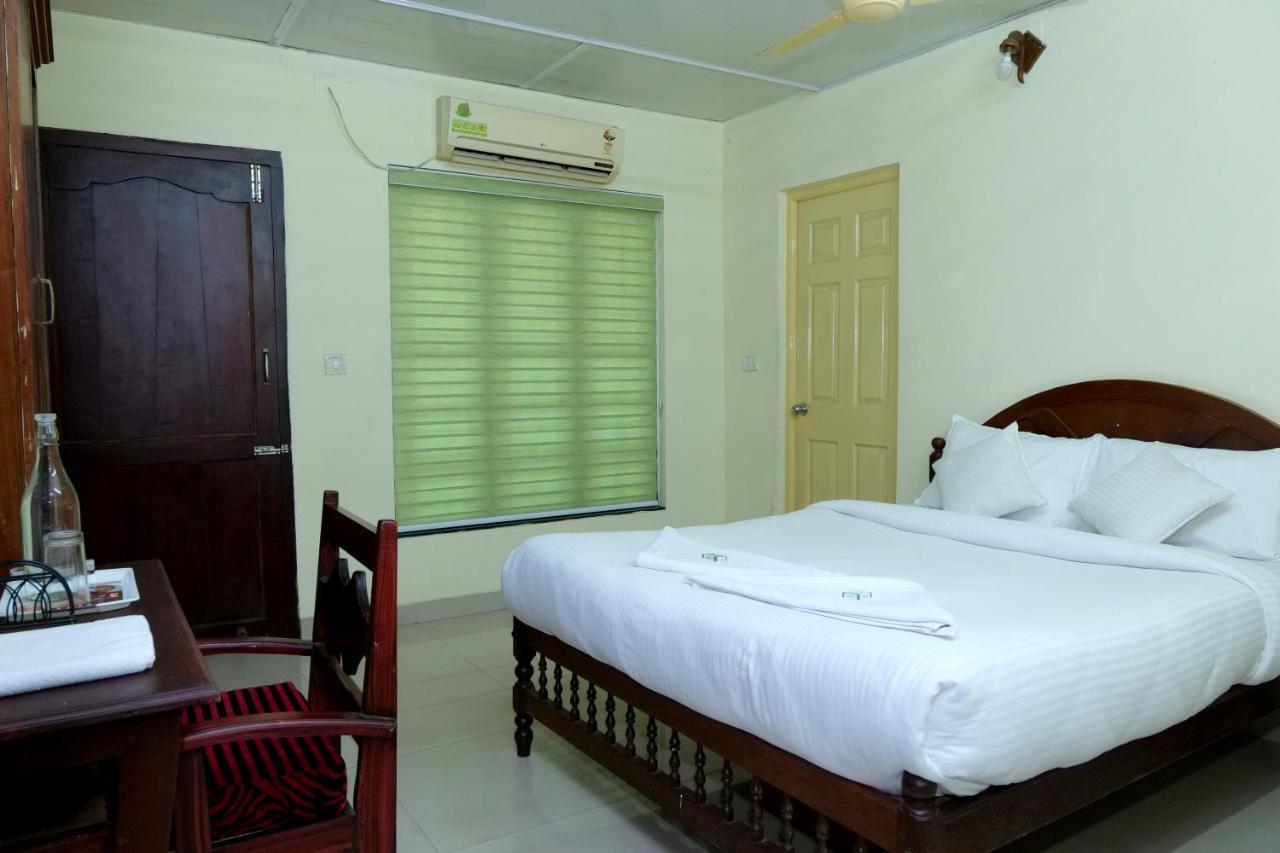 Hotel Lumiere Alappuzha Exteriör bild