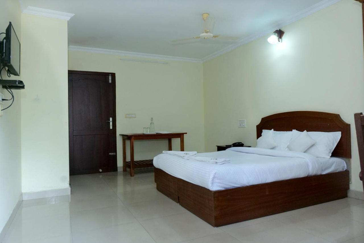 Hotel Lumiere Alappuzha Exteriör bild